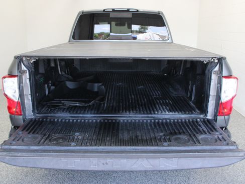 Used 2018 Nissan Titan SV w/ SV Convenience Package AWD/4WD image 9