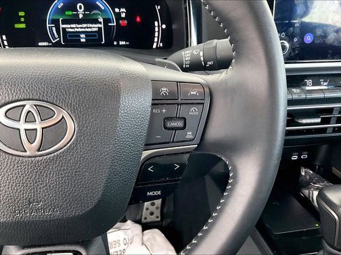 Used 2025 Toyota Camry SE image 28