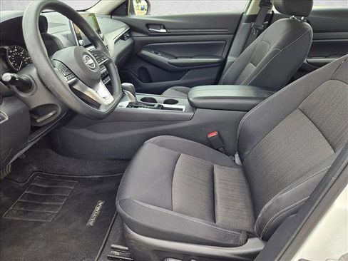 Used 2025 Nissan Altima 2.5 SV FWD image 15