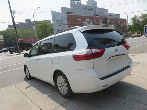 Used 2016 Toyota Sienna Limited Premium FWD image 5
