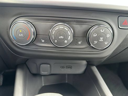 Used 2024 Chevrolet Trax LS w/ LS Convenience Package FWD image 32