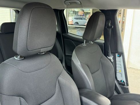 Used 2018 Jeep Renegade Altitude image 24