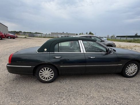 Used 2003 Lincoln Town Car Signature RWD image 5