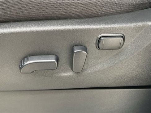 Used 2025 Nissan Frontier SV image 12