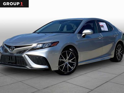 Used 2022 Toyota Camry SE FWD image 1