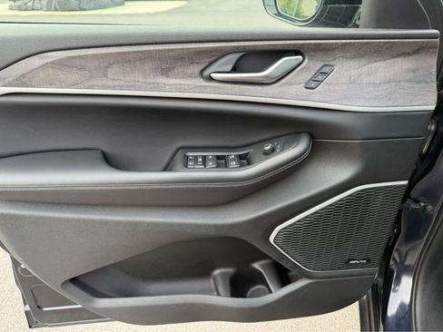 Used 2023 Jeep Grand Cherokee 4WD 4xe w/ Luxury Tech Group II image 20