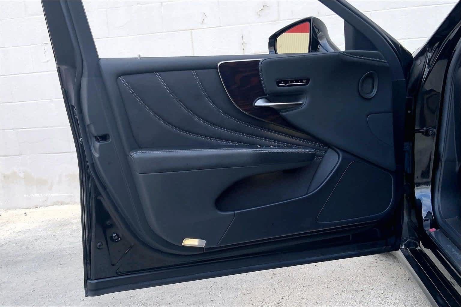 Used 2021 Lexus LS 500 w/ Luxury Package RWD image 27