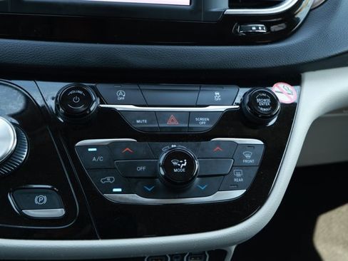 Used 2023 Chrysler Voyager LX FWD image 19