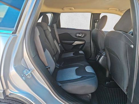 Used 2018 Jeep Cherokee Latitude w/ Cold Weather Group image 19