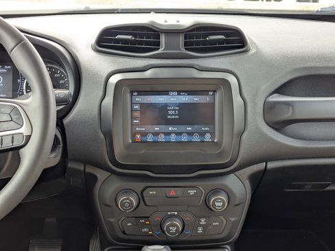 Used 2018 Jeep Renegade Latitude w/ Safety & Security Group image 13