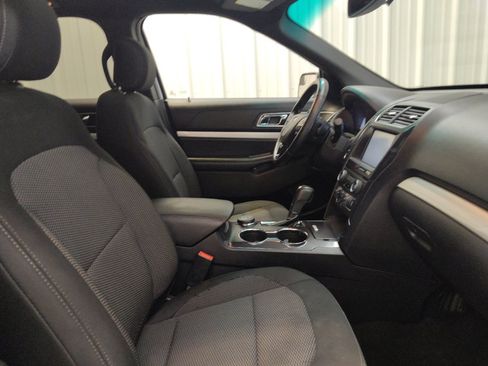 Used 2016 Ford Explorer XLT w/ Equipment Group 201A AWD/4WD image 21