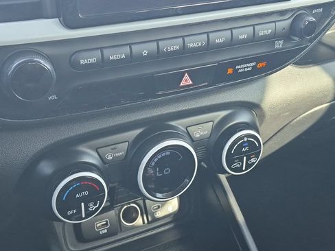 Used 2023 Hyundai Venue Limited FWD image 21
