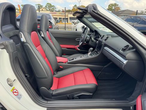 Used 2024 Porsche 718 Boxster w/ Sportdesign Package image 27