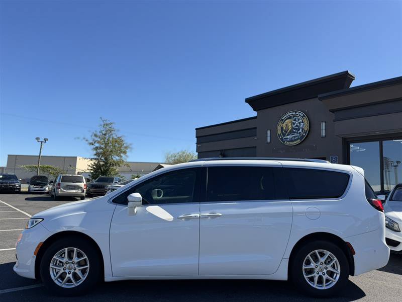 Used 2021 Chrysler Pacifica Touring-L w/ Premium & Safety Sphere Group FWD image 2