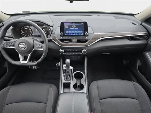 Used 2024 Nissan Altima 2.5 SV image 10