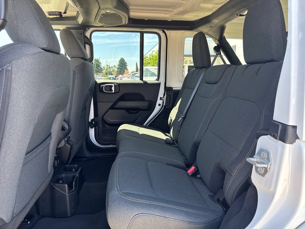 Used 2025 Jeep Wrangler Unlimited Sahara AWD/4WD image 29
