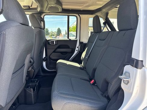 Used 2025 Jeep Wrangler Unlimited Sahara AWD/4WD image 29