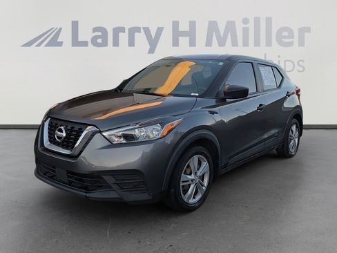 Used 2020 Nissan Kicks S image 1