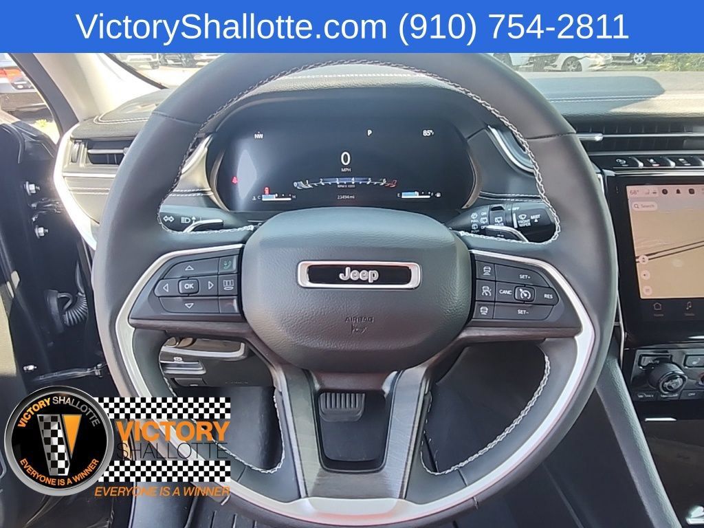 Used 2023 Jeep Grand Cherokee Limited w/ Black Appearance Package AWD/4WD image 11