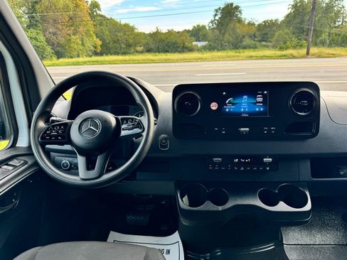 Used 2024 Mercedes-Benz Sprinter 2500 image 21