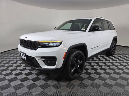 Used 2023 Jeep Grand Cherokee Altitude image 7