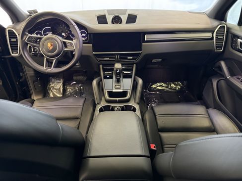 Certified 2023 Porsche Cayenne Platinum Edition image 17