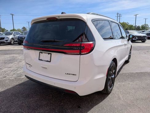 Used 2025 Chrysler Pacifica Limited FWD image 4