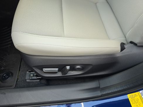 Used 2025 Toyota Prius XLE AWD/4WD image 15