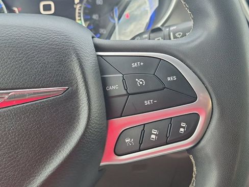 Used 2023 Chrysler Pacifica Touring-L FWD image 26