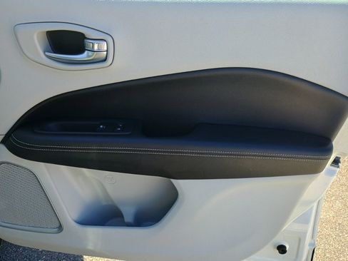 Used 2019 Jeep Compass Latitude image 22