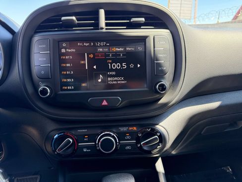Used 2025 Kia Soul LX w/ LX Technology Package FWD image 17