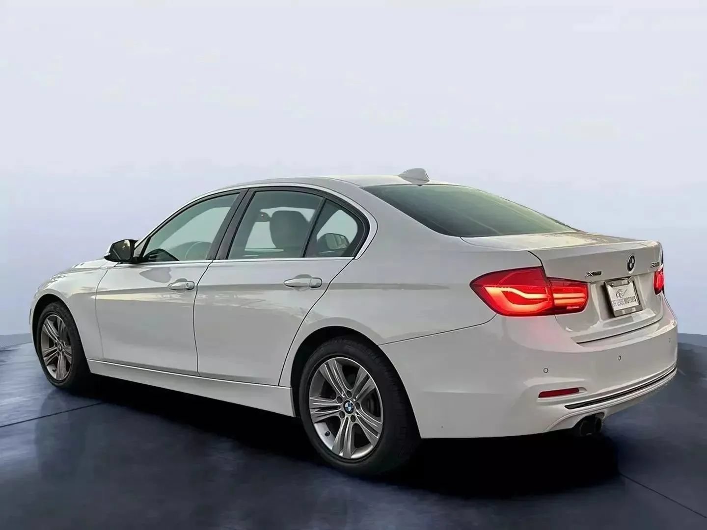 Used 2017 BMW 330i xDrive Sedan AWD/4WD image 3