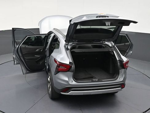 Used 2025 Chevrolet Trax LT FWD image 33