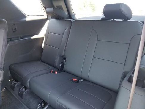 Used 2023 Chevrolet Traverse LT w/ LT Premium Package AWD/4WD image 16