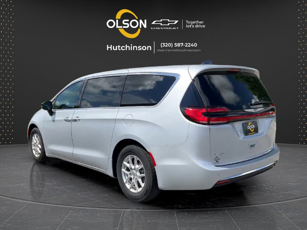 Used 2024 Chrysler Pacifica Touring-L FWD image 3