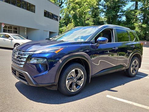 Certified 2024 Nissan Rogue SV w/ SV Premium Package AWD/4WD image 3