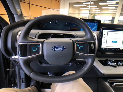 Used 2025 Ford Expedition Active AWD/4WD image 13