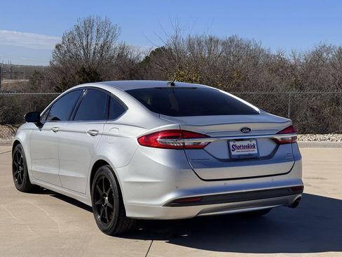 Used 2018 Ford Fusion SE w/ Fusion SE Technology Package image 4