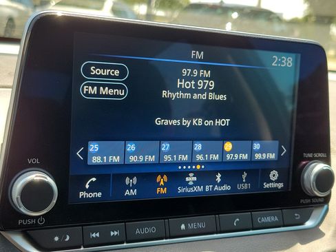 Used 2024 Nissan Sentra SV FWD image 21