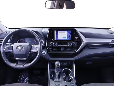 Used 2024 Toyota Highlander LE image 37
