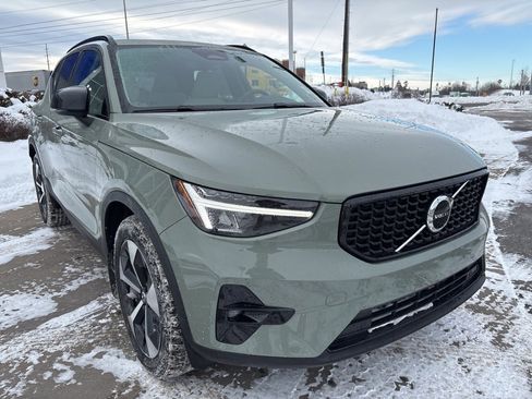 Used 2023 Volvo XC40 B5 Plus w/ Protection Package Premier image 4