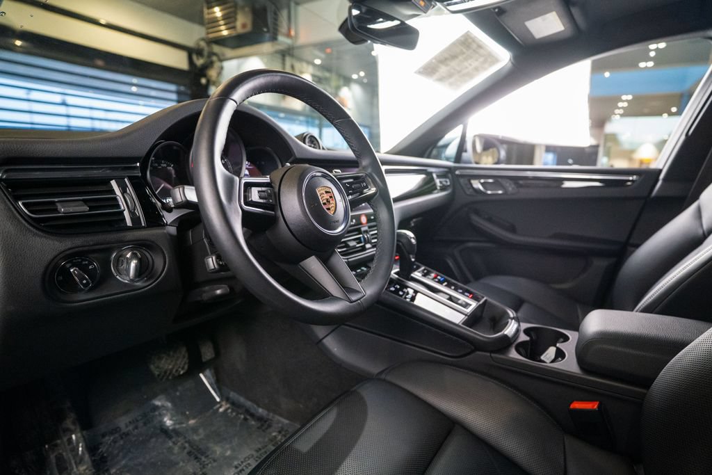 Certified 2025 Porsche Macan AWD/4WD image 4