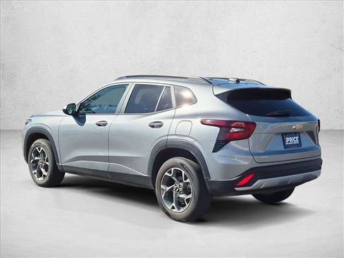 Used 2025 Chevrolet Trax LT FWD image 7