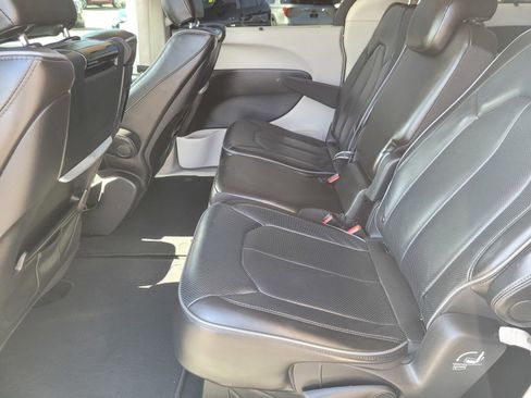Used 2020 Chrysler Pacifica Limited w/ Advanced Safetytec Group image 11
