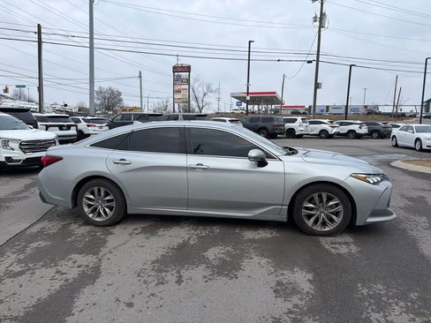 Used 2020 Toyota Avalon XLE image 3