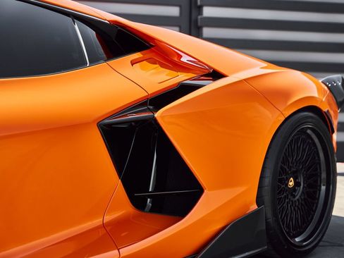 Used 2025 Lamborghini Revuelto AWD/4WD image 12