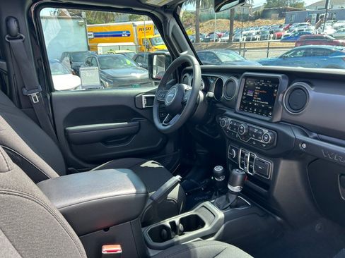 Used 2023 Jeep Wrangler Unlimited w/ Sun & Screen Package AWD/4WD image 29