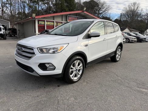 Used 2019 Ford Escape SE image 2