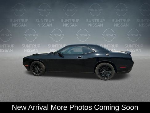 Used 2016 Dodge Challenger SXT w/ Blacktop Package RWD image 2