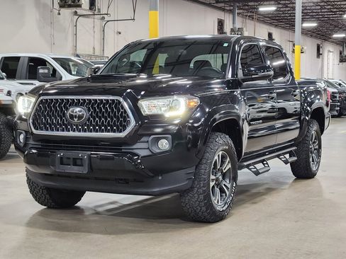 Used 2018 Toyota Tacoma TRD Sport w/ Technology Package image 4